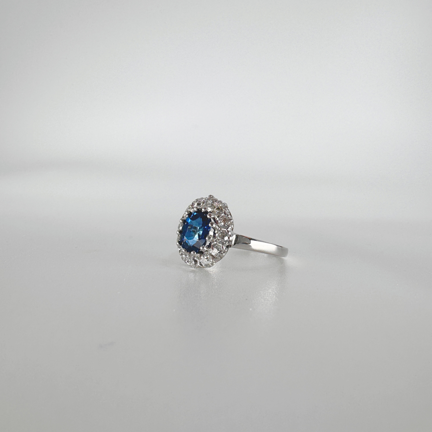 Pre-Owned Ring aus 14 Karat Weißgold mit Zirkonia und Saphir