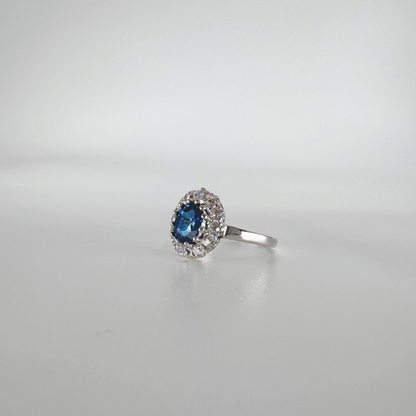 Pre-Owned Ring aus 14 Karat Weißgold mit Zirkonia und Saphir
