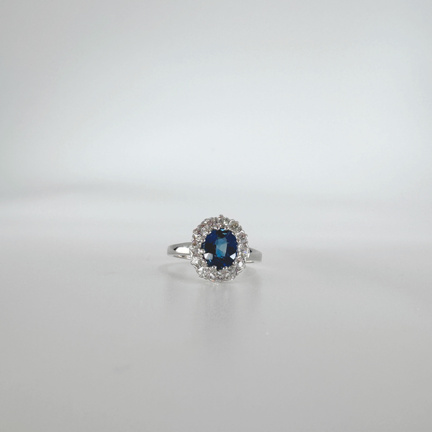 Pre-Owned Ring aus 14 Karat Weißgold mit Zirkonia und Saphir