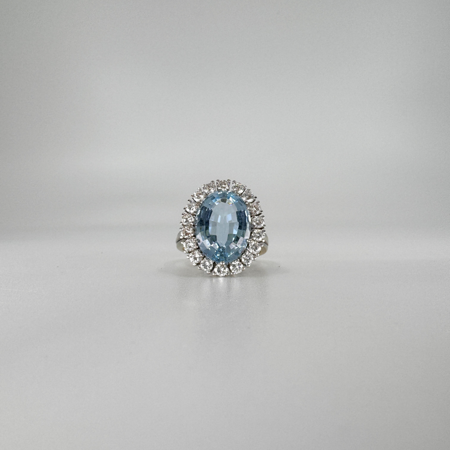 Exklusiver Pre Owned Ring aus 18 Karat Weißgold mit 1 Aquamarin und 18 Brillanten