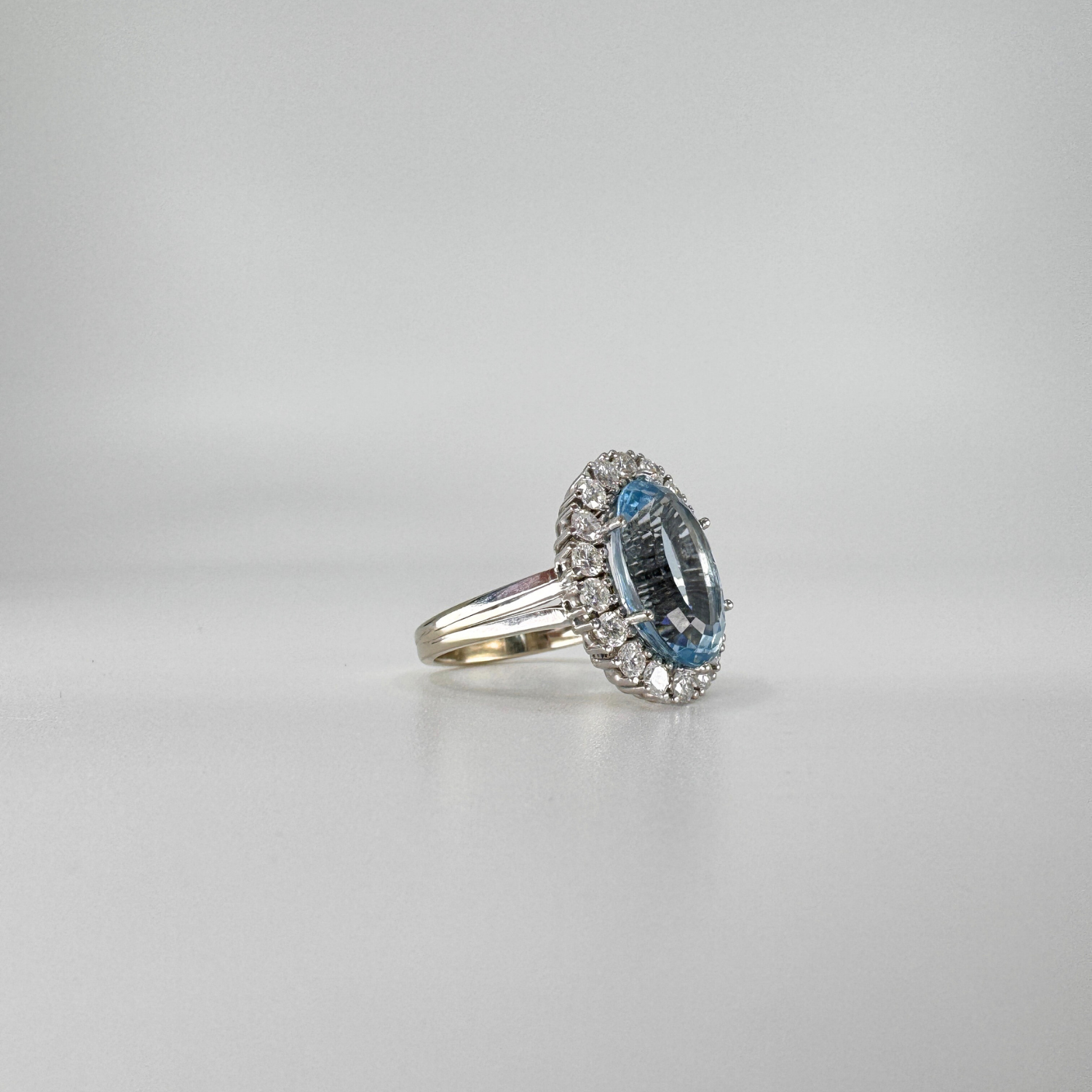 Exklusiver Pre Owned Ring aus 18 Karat Weißgold mit 1 Aquamarin und 18 Brillanten
