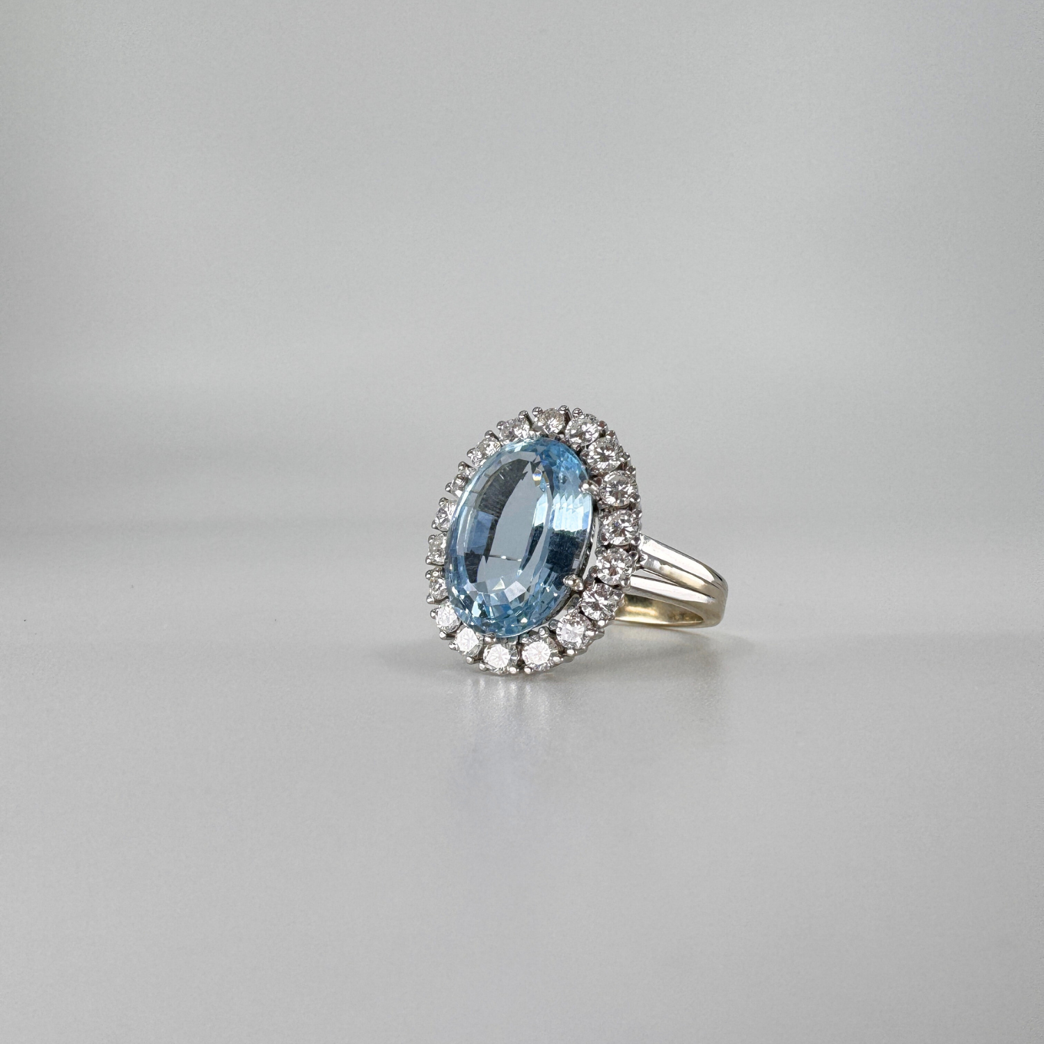 Exklusiver Pre Owned Ring aus 18 Karat Weißgold mit 1 Aquamarin und 18 Brillanten